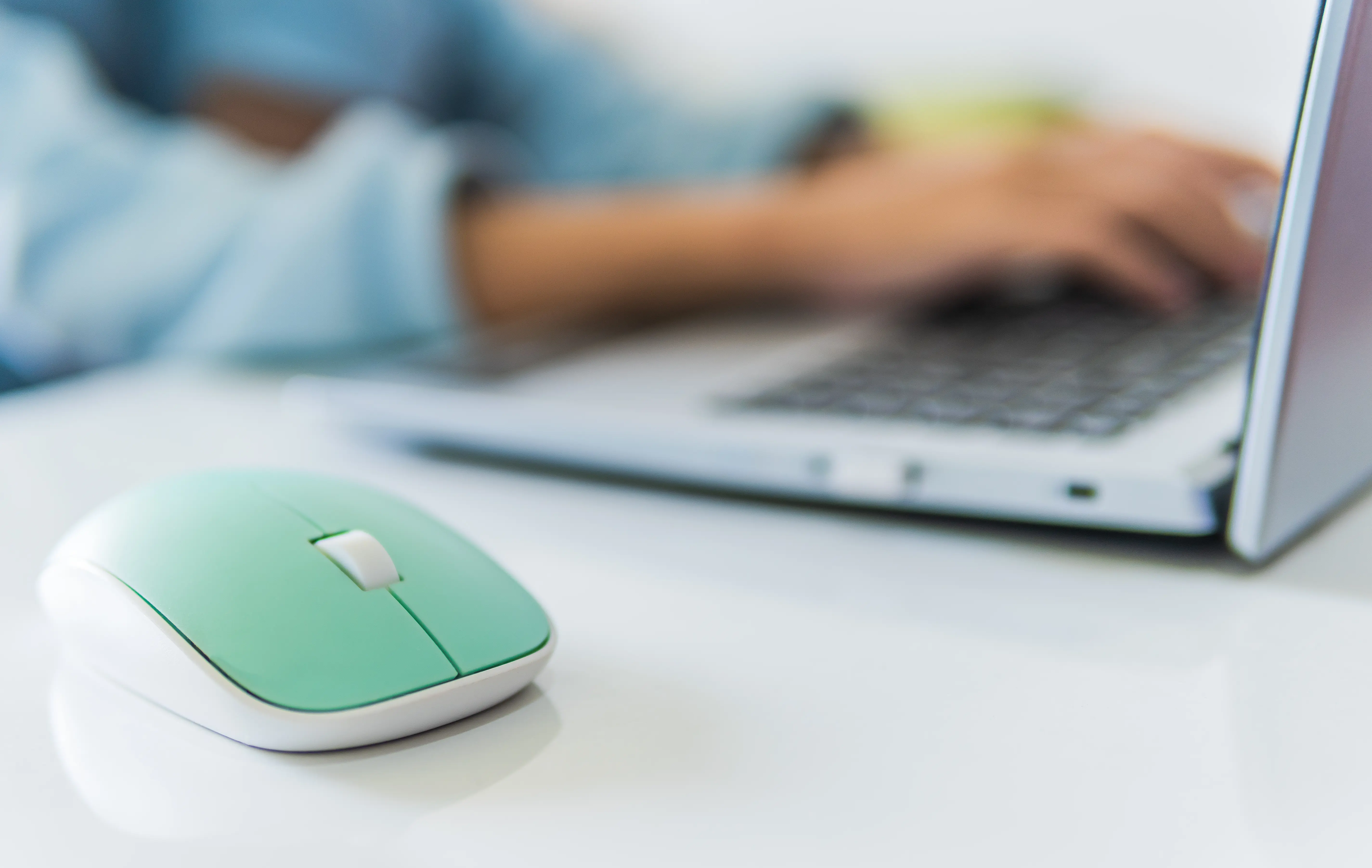 mouse-wireless-on-white-table-and-blurred-hand-typ-2026-01-07-06-10-43-utc.webp